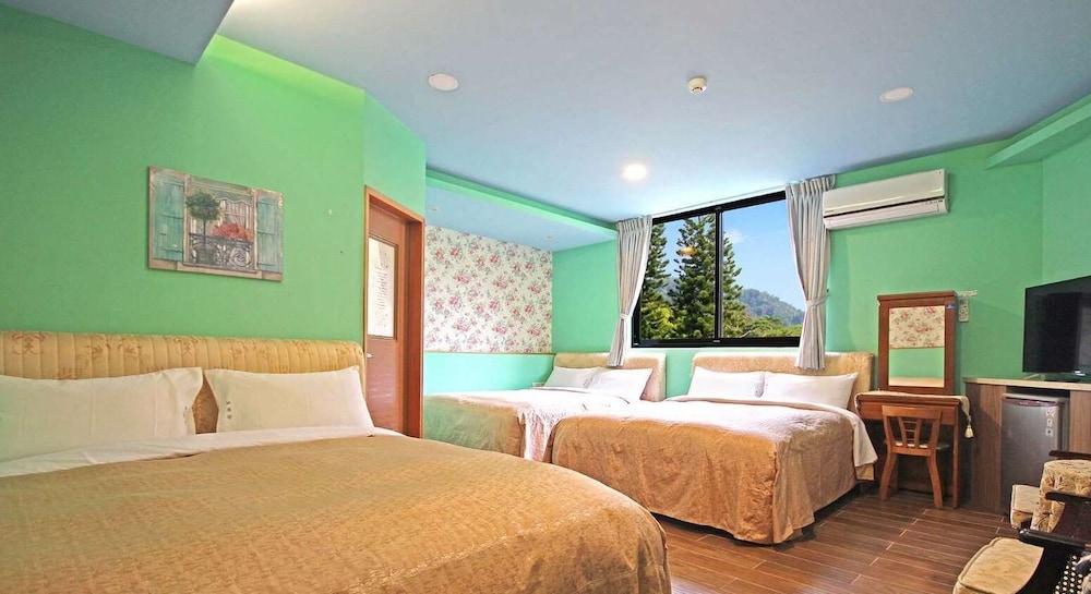 Elite Six-Person Room photo 2