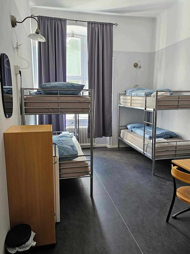 Economy Quadruple Room photo 2