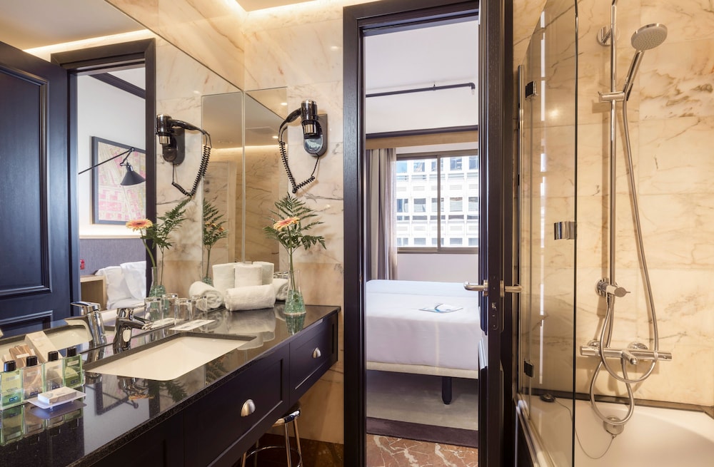 Classic Double Room Single Use thumbnail 6