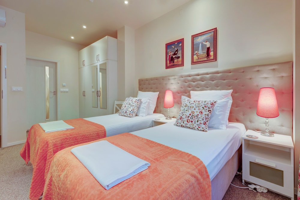 Deluxe Room, Private Bathroom, Courtyard View photo 2