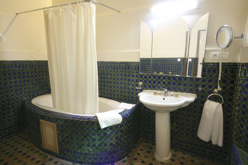 Senior Suite - Photo 18