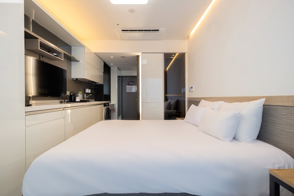 Deluxe King with Terrace (City View) - Photo 1