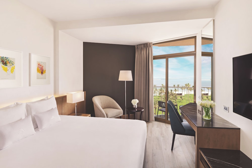 Two Sea View Connecting Family Rooms, Private Beach, Splash Park & Mall Shuttle