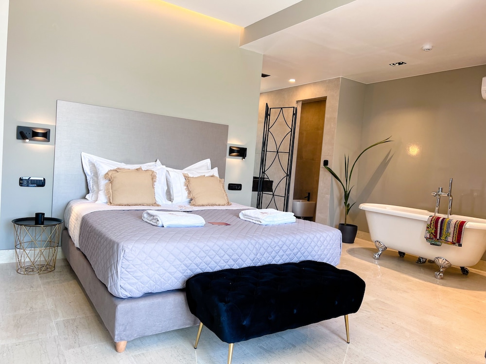 Studio Suite (Queen Acropolis View) photo 2