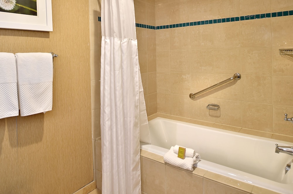 Room, 2 Double Beds, Accessible, Bathtub photo 3