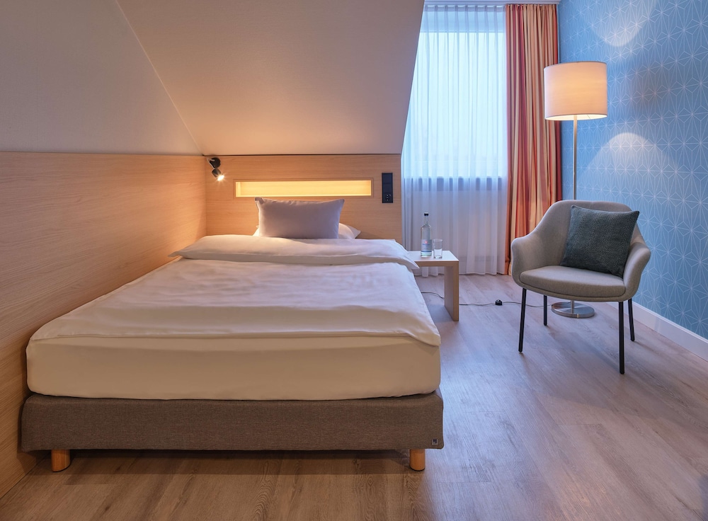 Economy Room, 1 Queen Bed photo 2