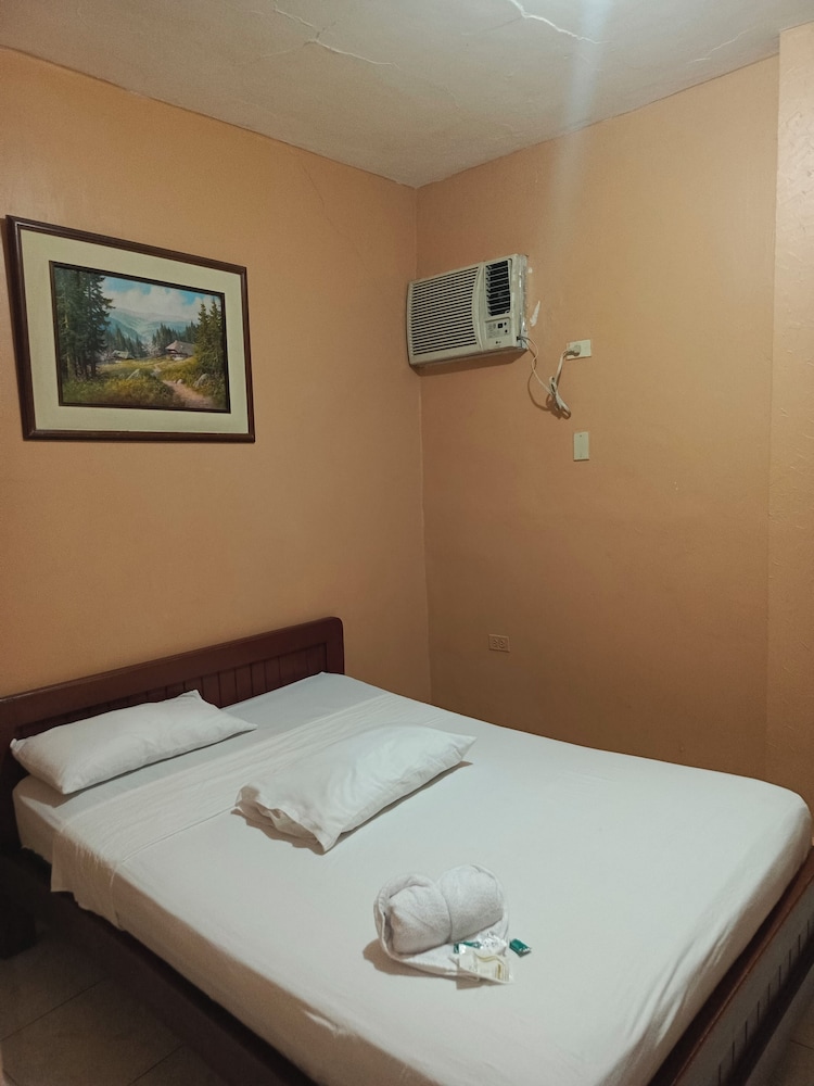 Economy Triple Room photo 2