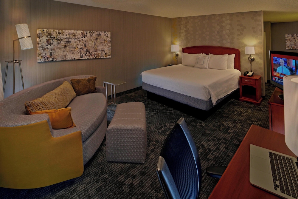 Room, 1 King Bed with Sofa bed (Mobility/Hearing Accessible, Tub) - Photo 1