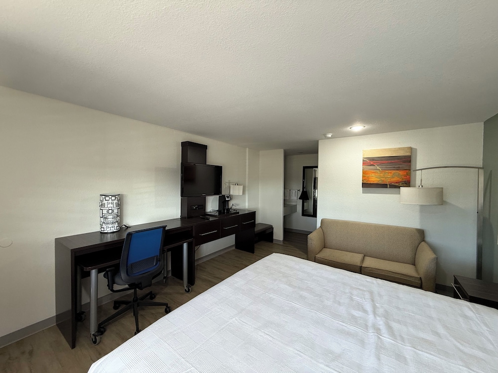 1 Queen Bed photo 2