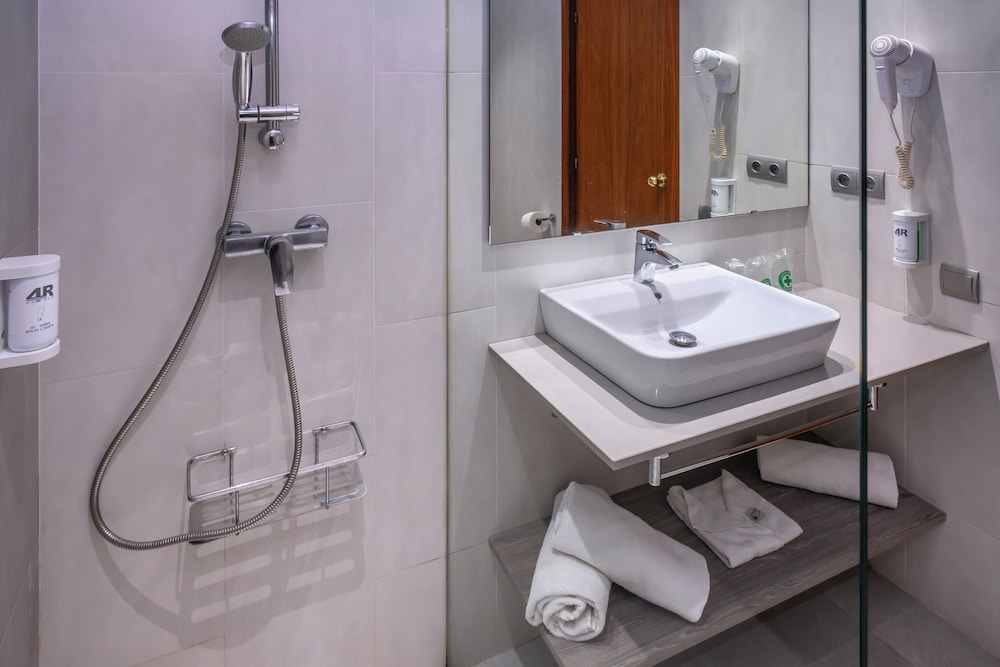 Standard Double Room, Balcony (2 Adults) - Photo 5