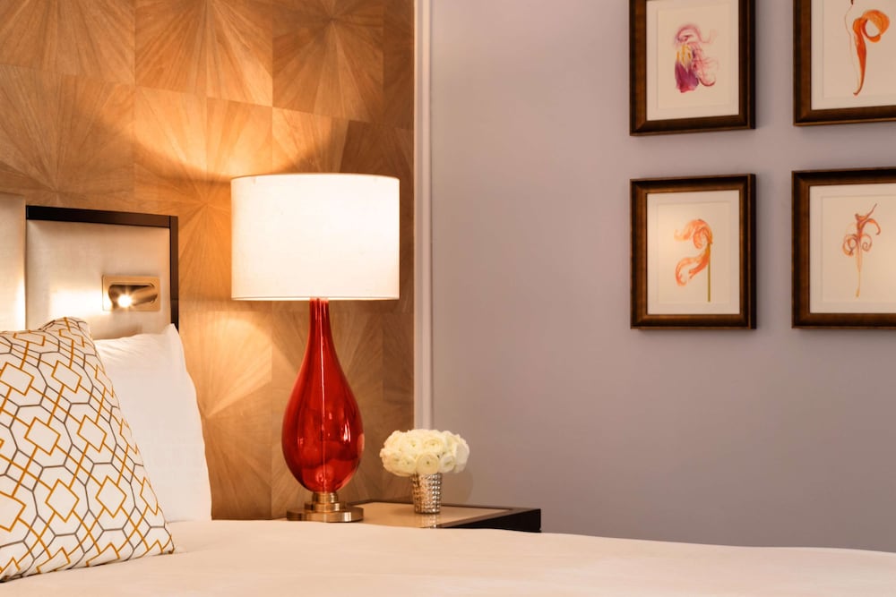One Bedroom Suite, 1 King Bed - Photo 2