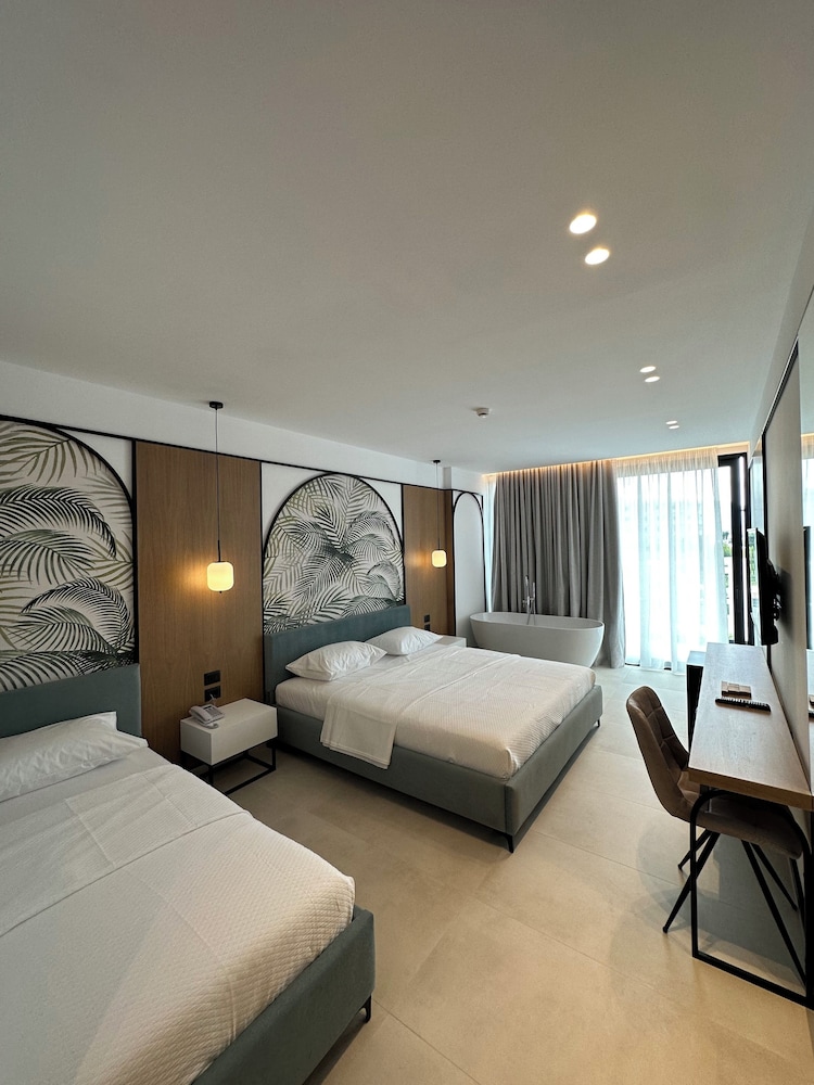 Superior Triple Room, Hot Tub, Sea View photo 1