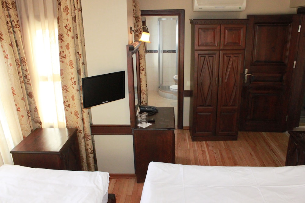 Standard Triple Room, City View photo 2