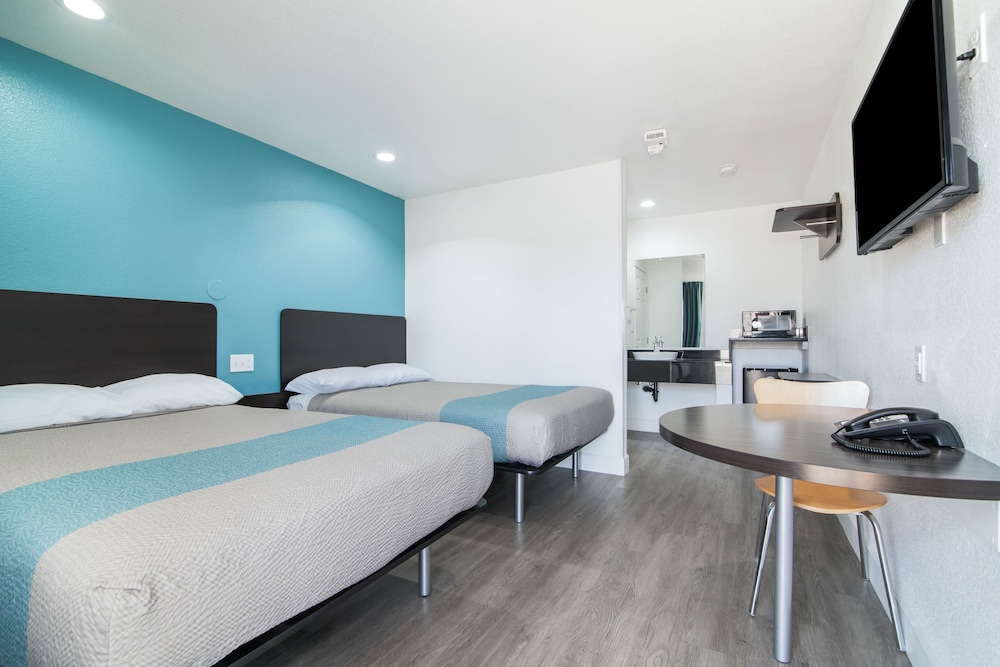 Deluxe Room, 2 Double Beds, Non Smoking, Refrigerator & Microwave photo 3