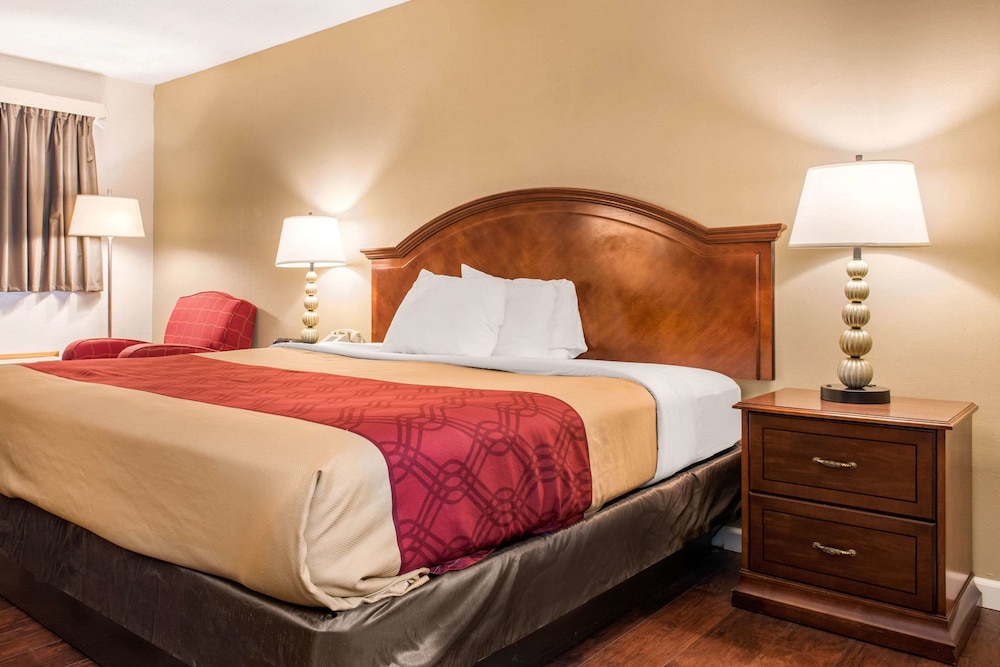 Standard Room, 1 King Bed, Non Smoking - Photo 2