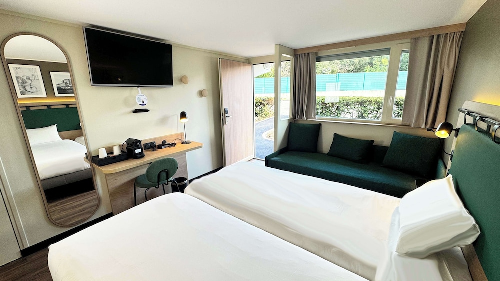 Standard Room, 3 Twin Beds photo 3