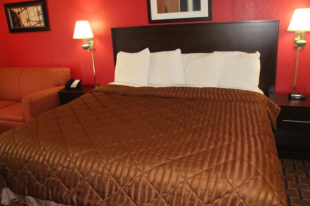 Room, 1 King Bed, Non Smoking - Photo 6