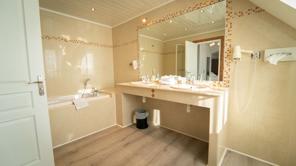 Junior Suite, Multiple Beds, Non Smoking (with Sofabed) - Photo 6
