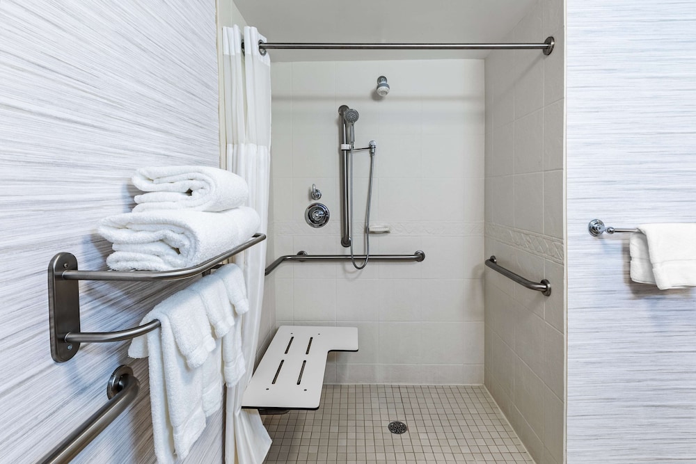 Junior Suite, 1 King Bed, Accessible - Photo 4