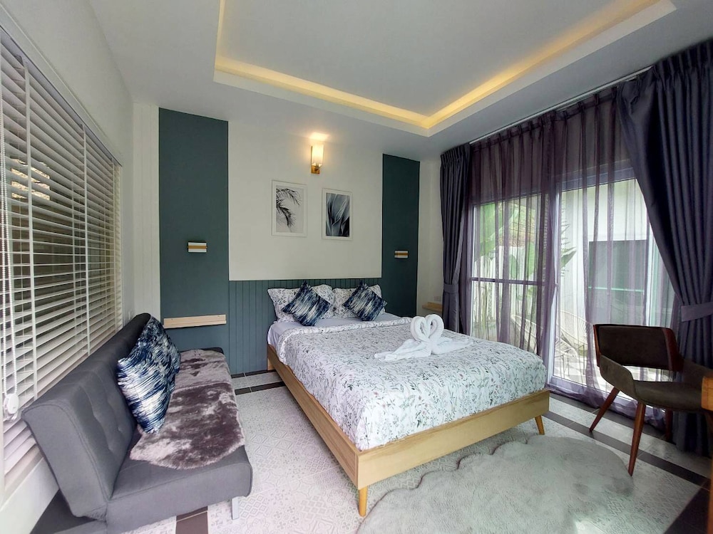 Queen room villa garden view