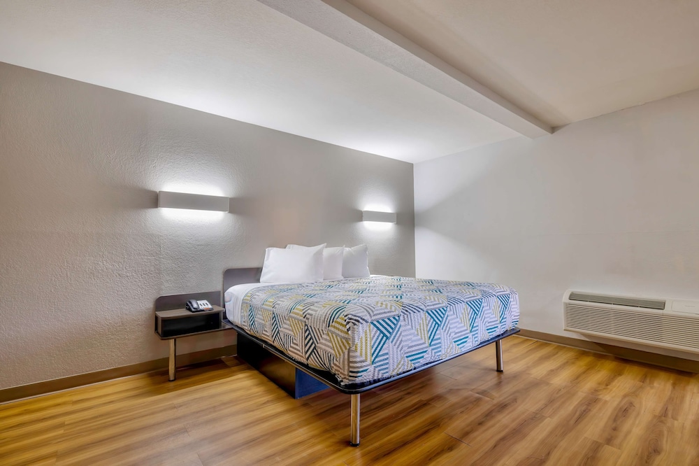 Deluxe Suite, 1 King Bed, Non Smoking, Hot Tub photo 2