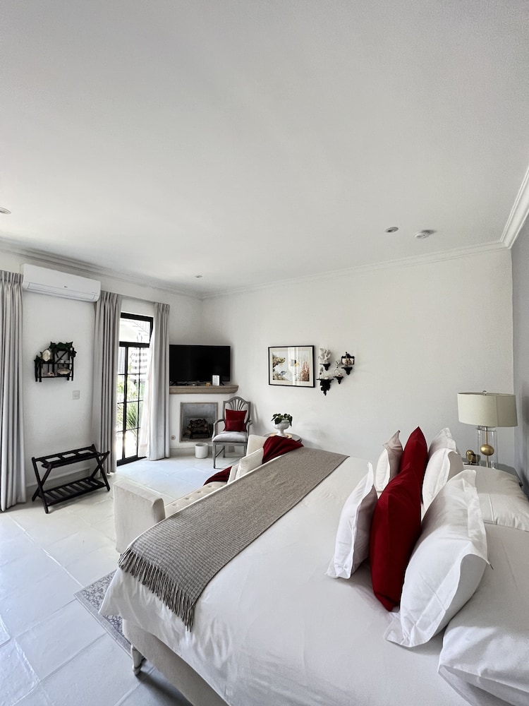 Deluxe Suite, 1 King Bed, Courtyard View photo 2