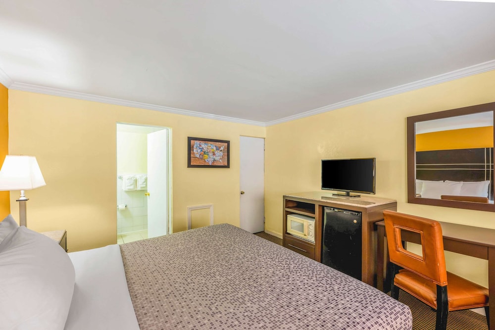 Standard Room, 1 King Bed, Non Smoking photo 3