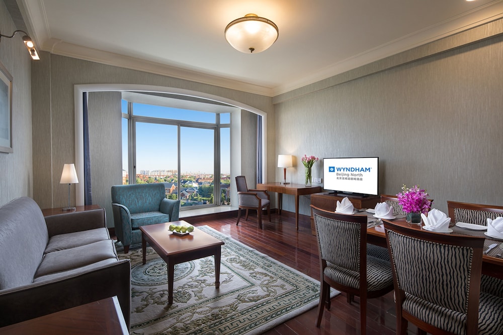 Superior Suite, 1 King Bed, Non Smoking photo 2