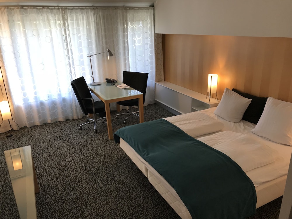 Business Room, 1 King Bed - Photo 4