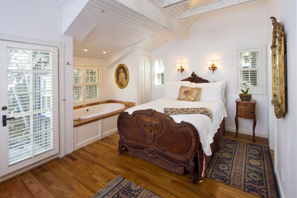 Luxury Cottage, 1 Queen Bed, Jetted Tub, Fireplace (Abbeywood Cottage) photo 2