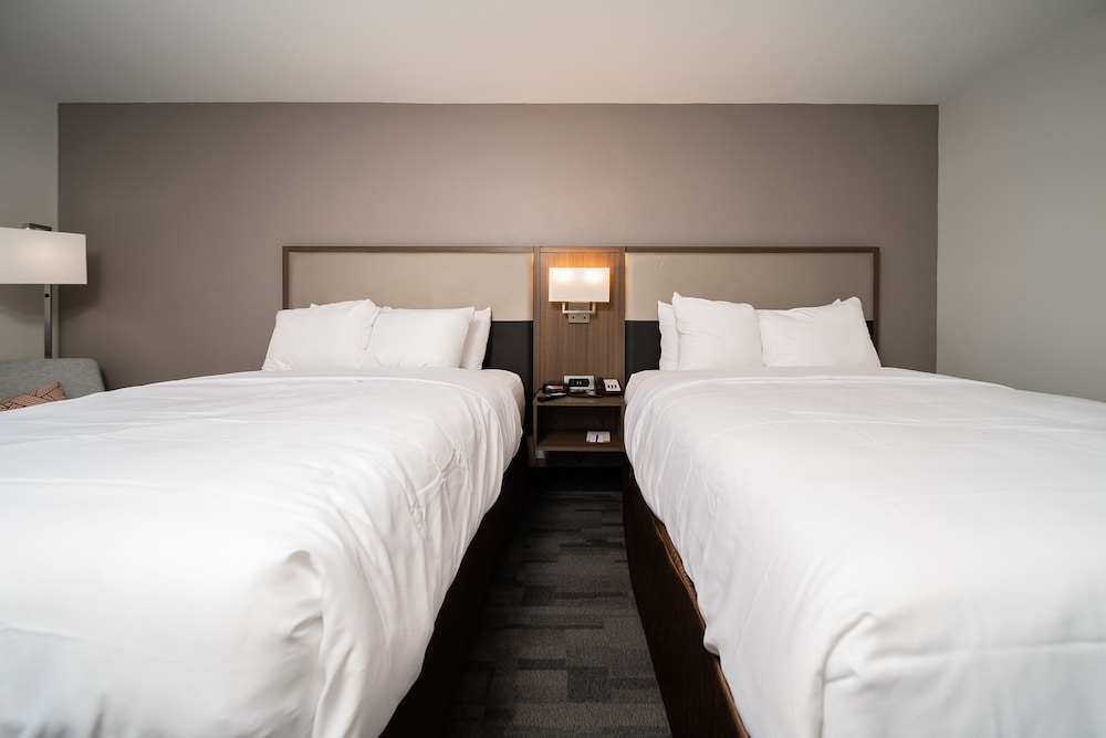 Room, 2 Queen Bed, Non Smoking - Photo 1