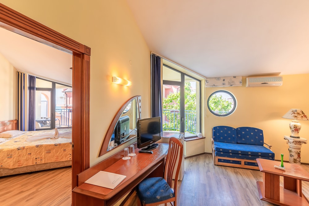 Panoramic Apartment, 1 Bedroom, Balcony, Sea View photo 2
