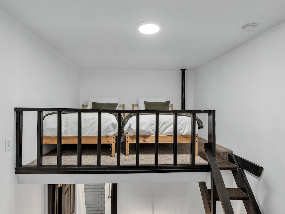 Room 17, The Little Loft, A Bunkbed and Two Twins photo 3