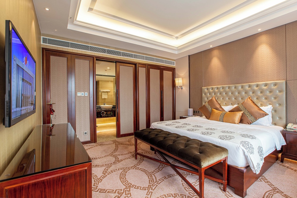 Executive Suite, 1 King Bed, Non Smoking, City View (Skyscraper) photo 1