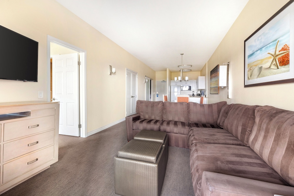 2 Bedroom Street Facing 1 King 2 Twins Suite - Photo 5