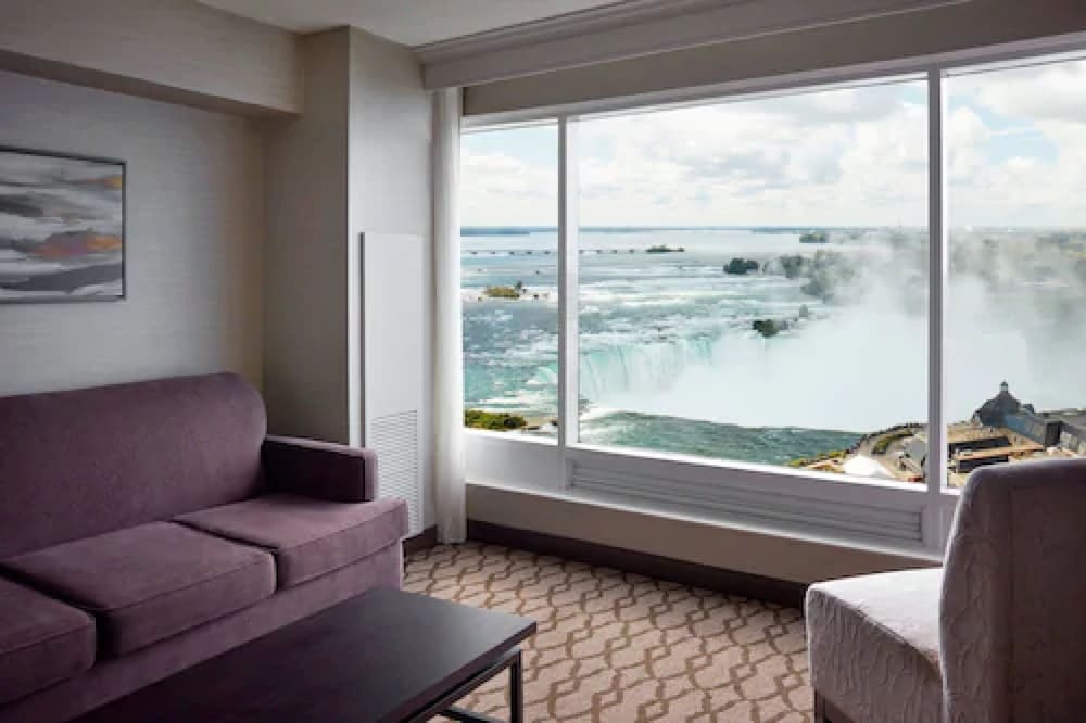 Executive Suite, Multiple Beds thumbnail 5