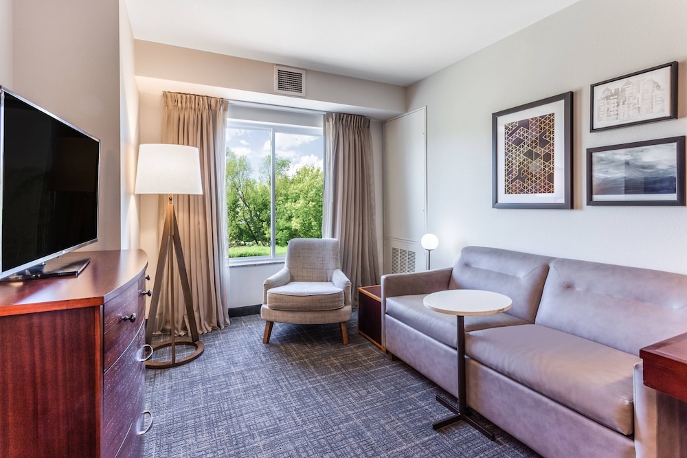 Suite, 1 Bedroom, Fireplace - Photo 1