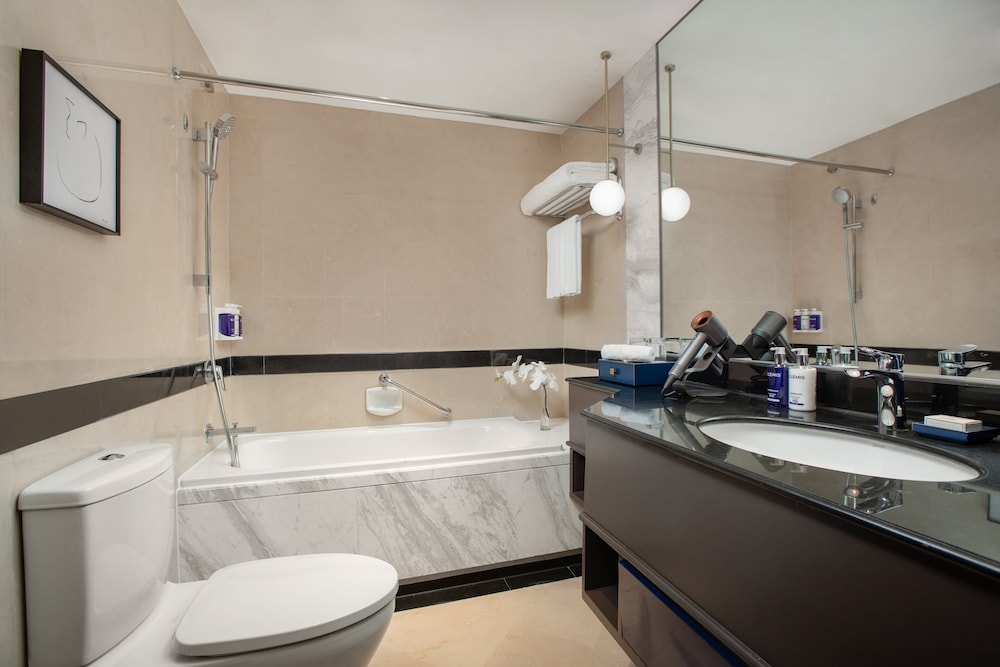 Suite, 1 King Bed, Club Lounge Access - Photo 7