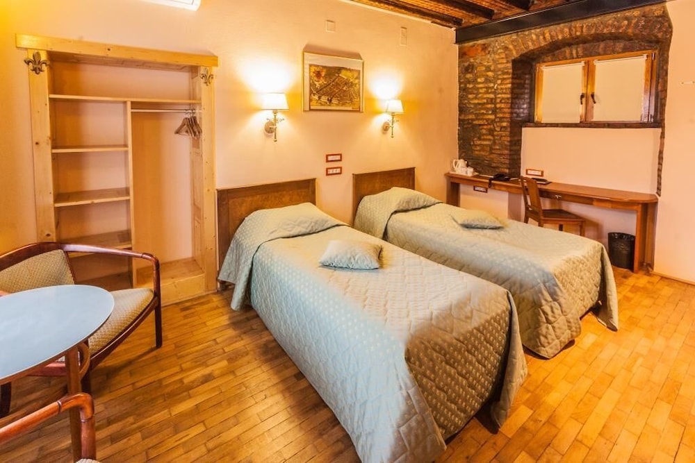 Standard Twin Room, 2 Twin Beds - Photo 1