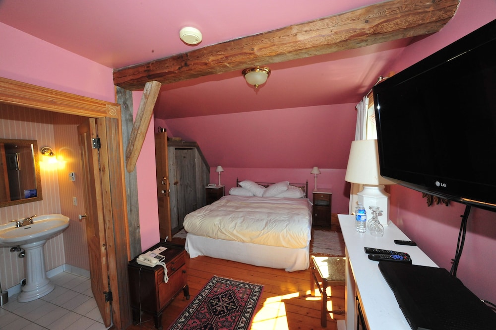 Family Room (One King Bed and One Single Bed) photo 1