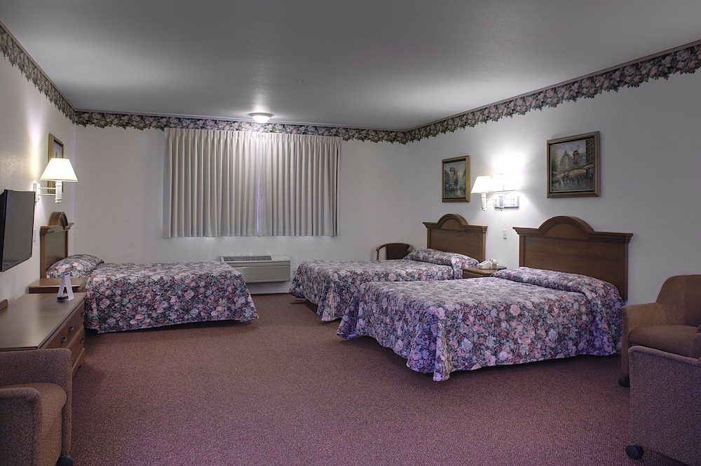 Triple Queen Room with Refrigerator and Microwave photo 1