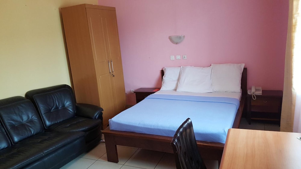 Standard Room, 1 Queen Bed, Non Smoking, Courtyard View photo 3