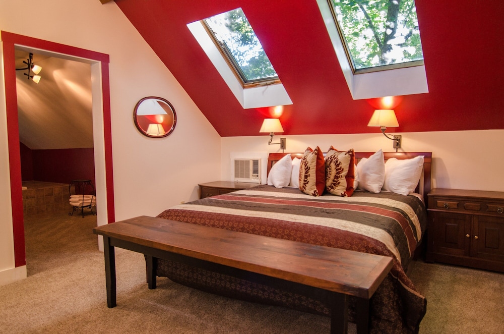 Romantic Suite, 1 King Bed, Jetted Tub, Garden View