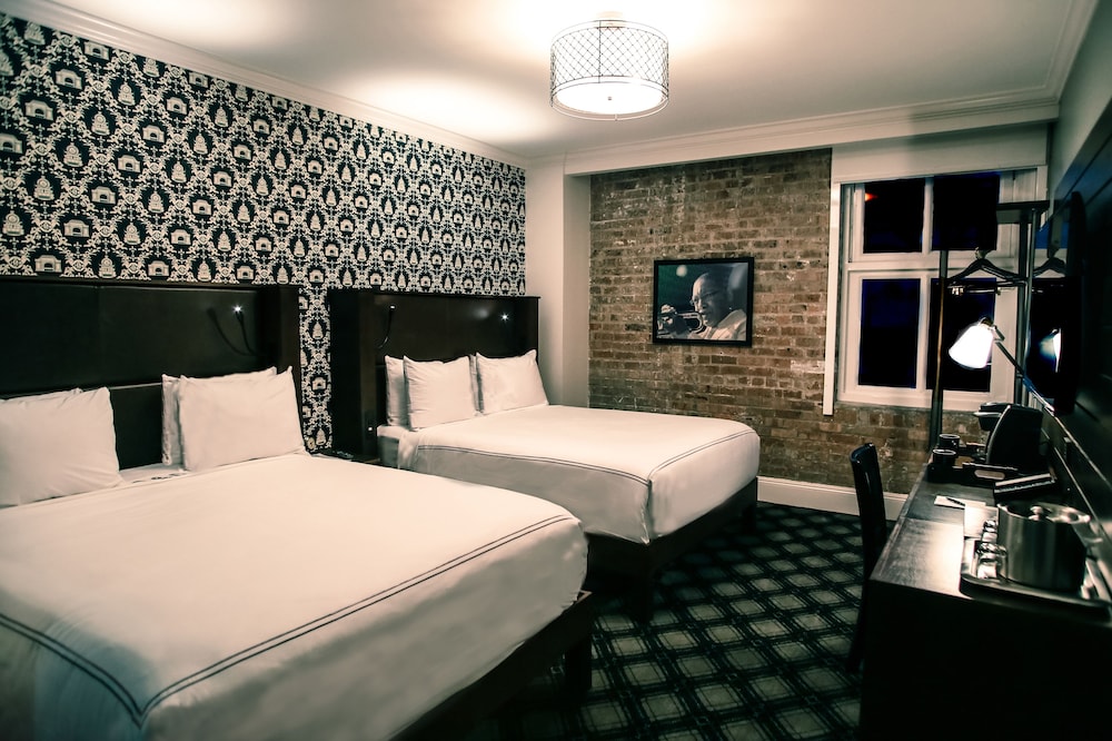 2 Queen Beds, Small Room - Photo 1