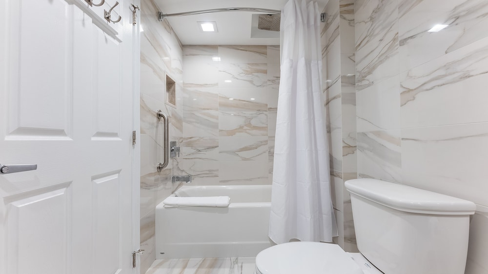 Premium Room (Front Ocean View - 2 Queens), photo 6