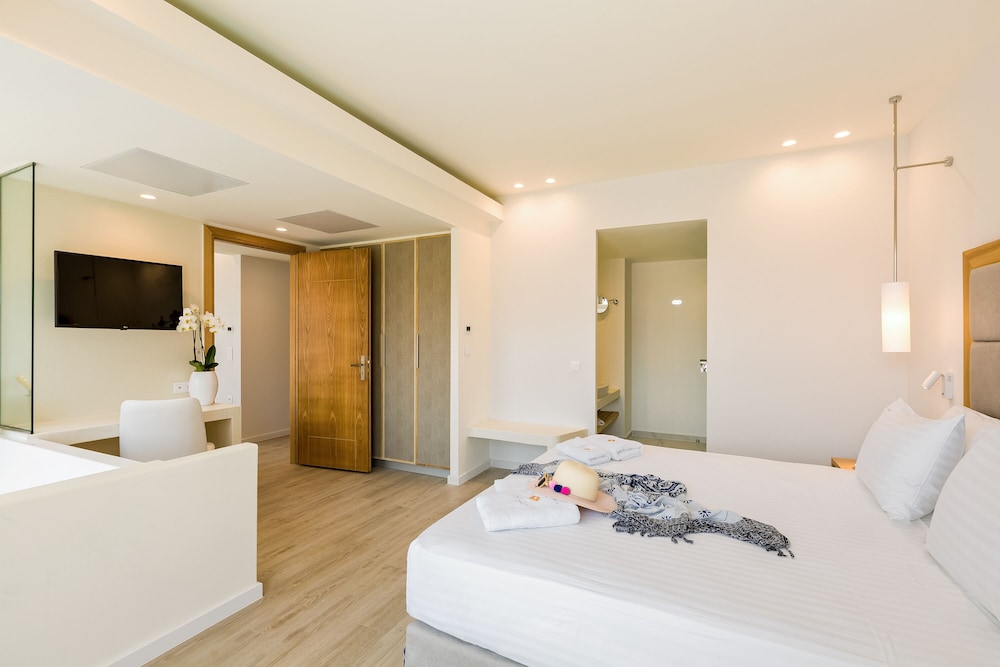 Deluxe Suite, 2 Bedrooms, Jetted Tub, Pool View photo 3