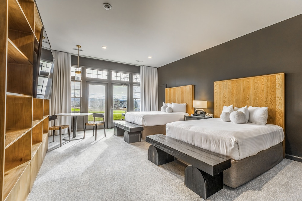 Deluxe Room, 2 Queen Beds, Patio