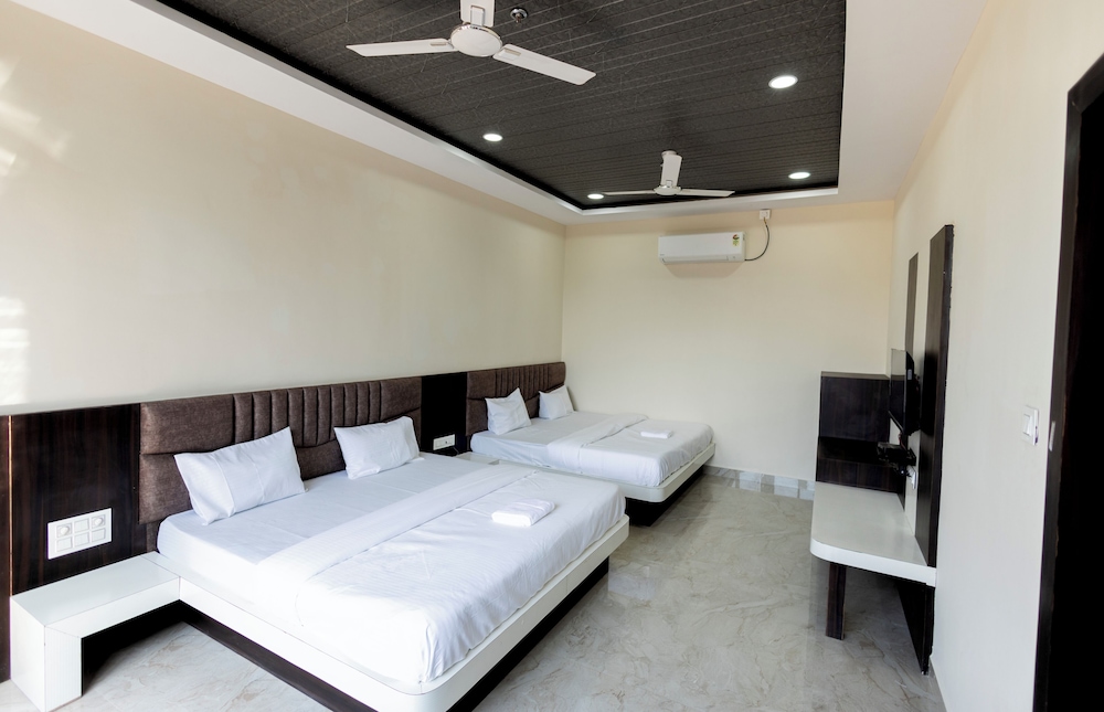 Deluxe Quadruple Room, City View