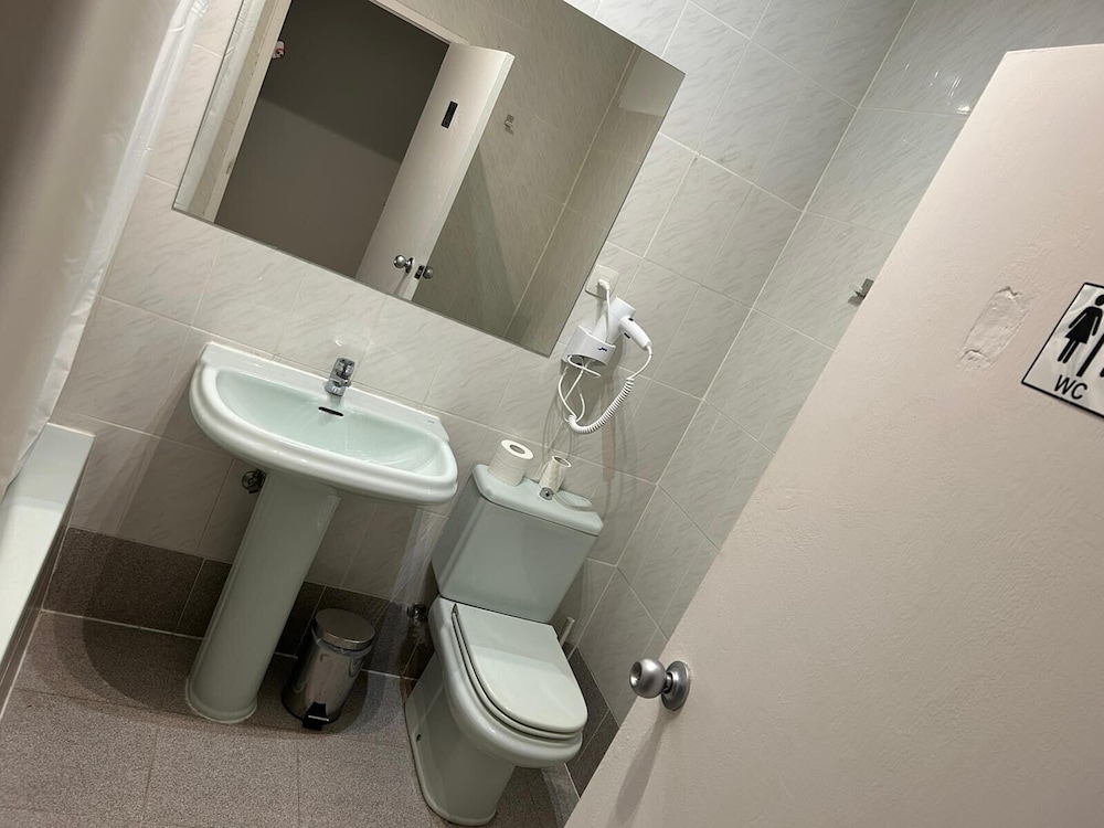 Basic Double Room, Ensuite photo 2