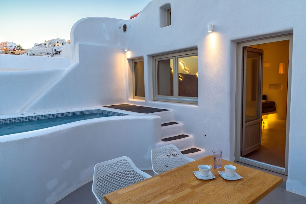 Senior Villa with Outdoor Plunge Pool and Caldera View - Photo 10